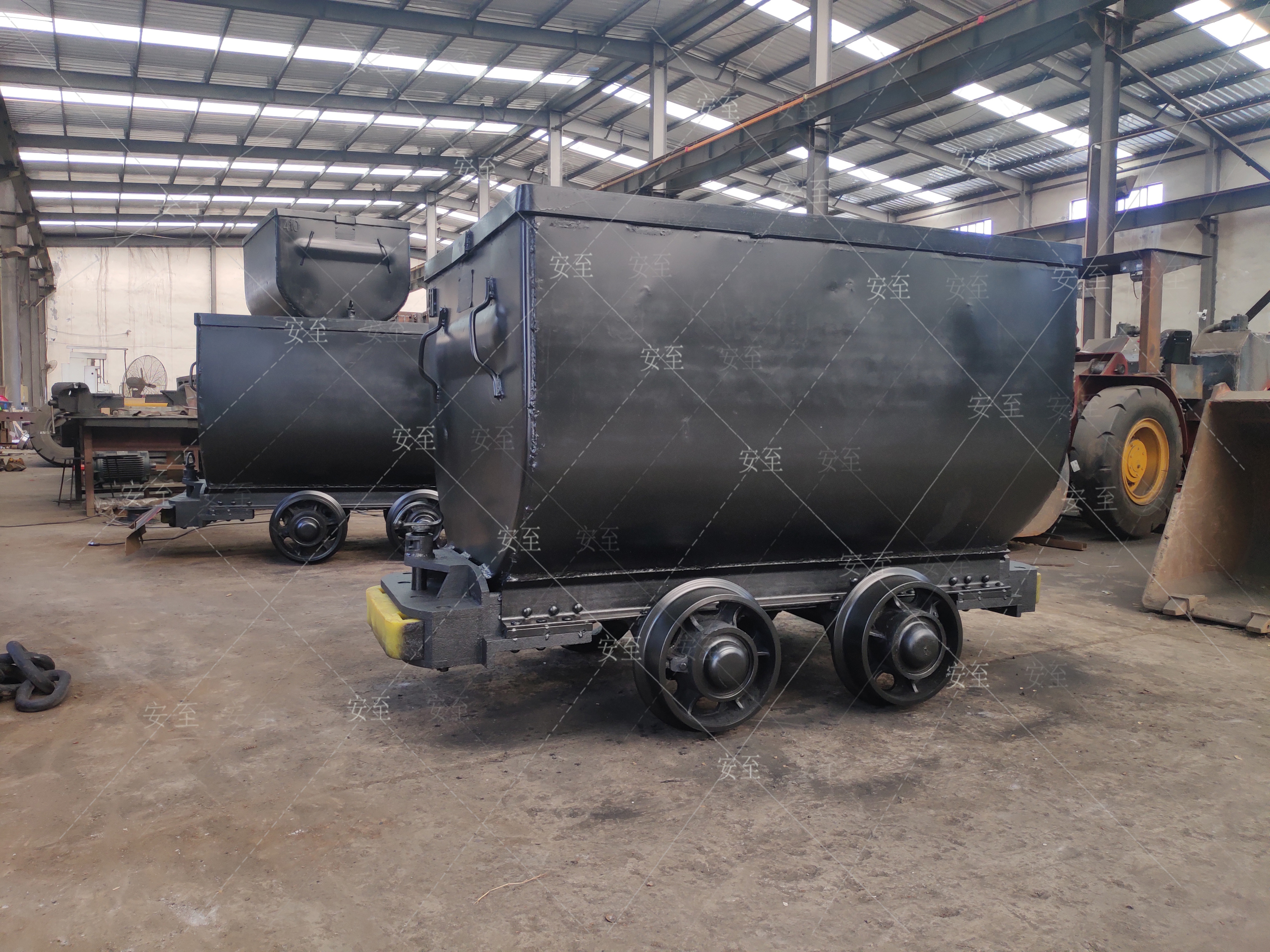 山东安至矿车生产厂家 一吨半矿用车 煤炭专用井下运输设备 U型矿斗 翻车机辅助卸料